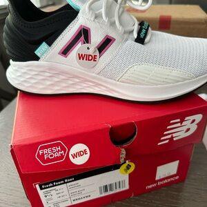 New with tags, new balance ladies 9.5 wide roav